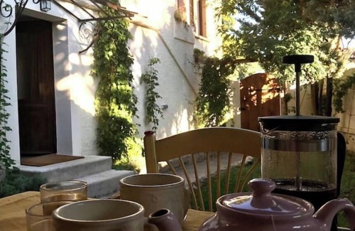 Saint-Saturnin-les-Avignon Apartamento | Pied à terre at the gateway to the Ventoux, bike rental.