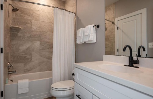 Batesville Apartamento | Piedmont Place Suite 402 Modern Apartment in Heart of Crozet