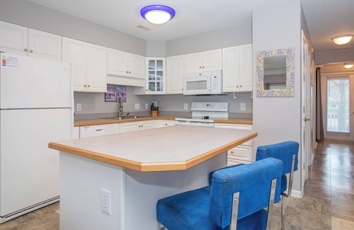 Emerald Isle Condominio | Pier Pointe 6A1, Almost Oceanfront Condo in Emerald Isle, NC!