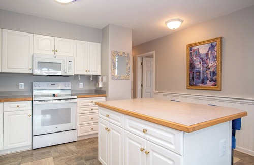 Emerald Isle Condominio | Pier Pointe 6A1, Almost Oceanfront Condo in Emerald Isle, NC!