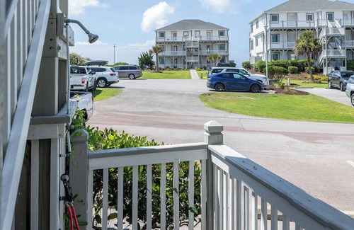 Emerald Isle Condominio | Pier Pointe 6A1, Almost Oceanfront Condo in Emerald Isle, NC!
