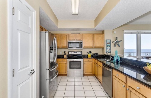 Navarre Beach Apartamento | Pier Serenity: Newly Renovated! Sleeps 8! Heated Pool and Hot Tub!
