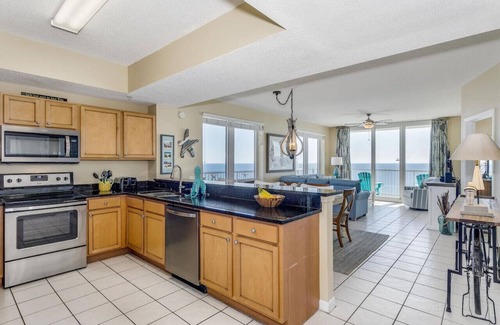 Navarre Beach Apartamento | Pier Serenity: Newly Renovated! Sleeps 8! Heated Pool and Hot Tub!