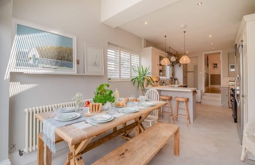 Clevedon Casa | *Pierside Coastal Retreat* Luxury, family friendly, sleeps 10. Steps to the sea.