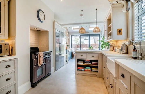 Clevedon Casa | *Pierside Coastal Retreat* Luxury, family friendly, sleeps 10. Steps to the sea.