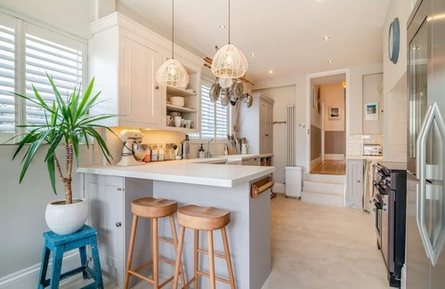 Clevedon Casa | *Pierside Coastal Retreat* Luxury, family friendly, sleeps 10. Steps to the sea.