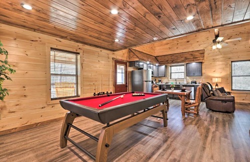Pigeon Forge Casa | Pigeon Forge Cabin with Hot Tub 1 Mi to Parkway