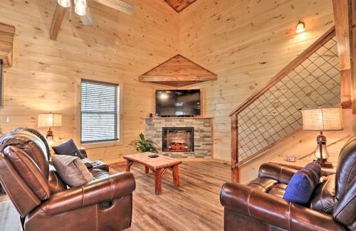 Pigeon Forge Casa | Pigeon Forge Cabin with Hot Tub 1 Mi to Parkway