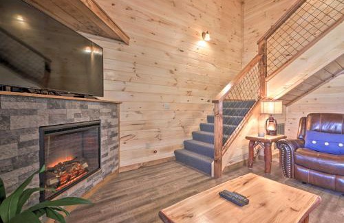 Pigeon Forge Casa | Pigeon Forge Cabin with Hot Tub 1 Mi to Parkway