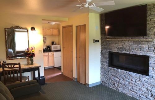 College Cabina | Pike's Waterfront Lodge