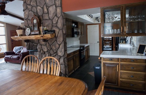 Woodland Park Casa | Tu posada de montaña Pikes Peak view. Familia vibra albergue. suite romántica.