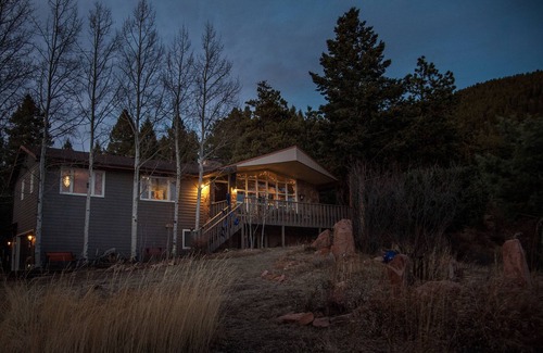 Woodland Park Casa | Tu posada de montaña Pikes Peak view. Familia vibra albergue. suite romántica.