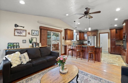 Monument Casa | Pikes Peak Vista House 5 BD 4 BA, Hot Tub and Acreage