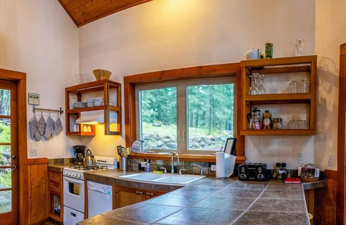 Ashland Cabina | Pilot Rock Cabin w/ Jacuzzi and Wood Stove at Green Springs Inn
