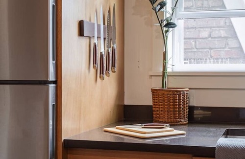 Irving Park Apartamento | Pine Beam Bear Studio next to Blue Line