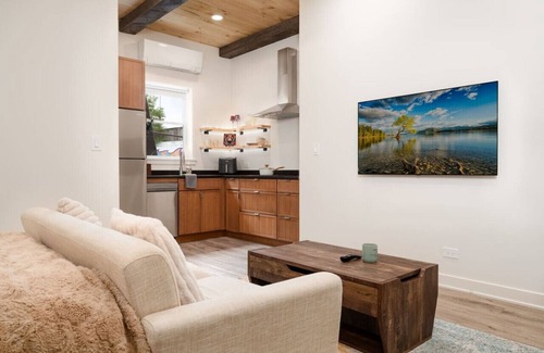 Irving Park Apartamento | Pine Beam Bear Studio next to Blue Line