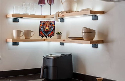 Irving Park Apartamento | Pine Beam Bear Studio next to Blue Line