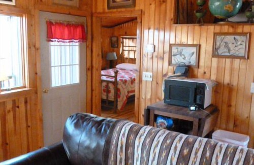 Carbondale Cabina | ¡Cabaña de pino en 30 acres! 1 milla del campus de Carbondale, IL y SIUC
