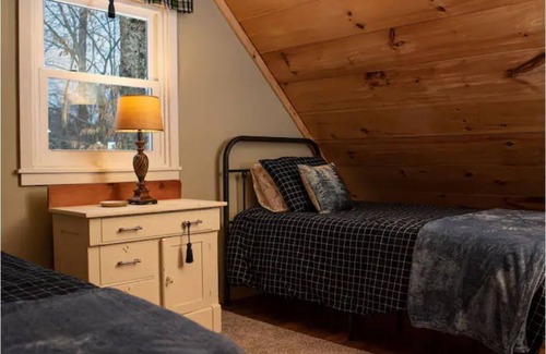 Alder Creek Cabina | Pine Cone Cabin, Amazing Hiking Trails Close By!
