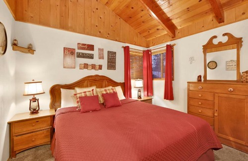 Big Bear Lake Casa | Pine Cone Cottage by Big Bear Vacations Adorable Walk To Lake Furnished Chalet
