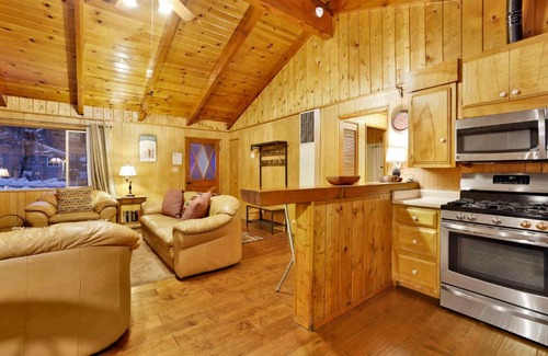 Big Bear Lake Casa | Pine Cone Cottage by Big Bear Vacations Adorable Walk To Lake Furnished Chalet