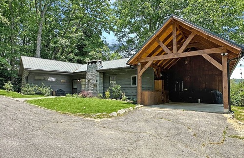 Highlands Hills Cabina | Pine Cone Cottage | Gorgeous Mountain Cottage with Screened in Porch & Outdoor Fireplace