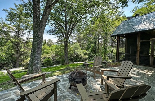 Highlands Hills Cabina | Pine Cone Cottage | Gorgeous Mountain Cottage with Screened in Porch & Outdoor Fireplace