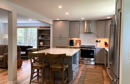 Harbor Springs Cabaña | Pine Corner Cottage - recently renovated in heart of Harbor Springs