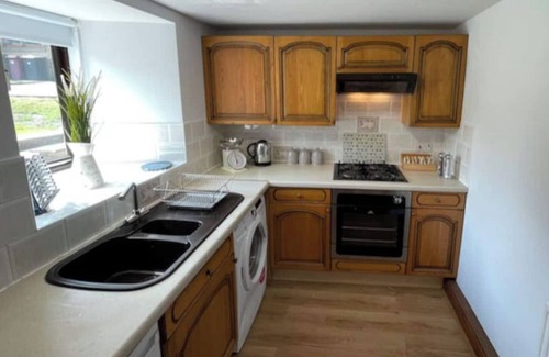Dronfield Cabaña | Pine Cottage, a luxury cottage, cosy 2 bedroom, sleeps 4, dogs very welcome