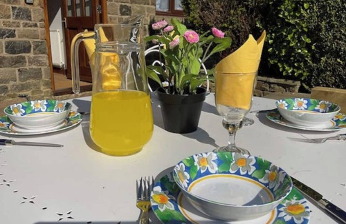 Dronfield Cabaña | Pine Cottage, a luxury cottage, cosy 2 bedroom, sleeps 4, dogs very welcome