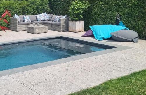 Sart-lez-Spa Apartamento | PINE COTTAGE- 5 minutes Francorchamps - charme -piscine-calme-jardin