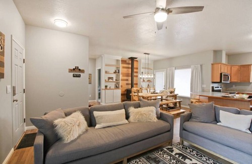 Donnelly Cabina | .Pine Crest Cottage · Fun Donnelly Getaway with a Hot Tub and Game Room!