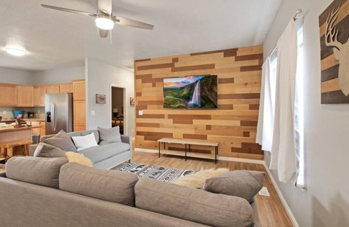 Donnelly Cabina | .Pine Crest Cottage · Fun Donnelly Getaway with a Hot Tub and Game Room!