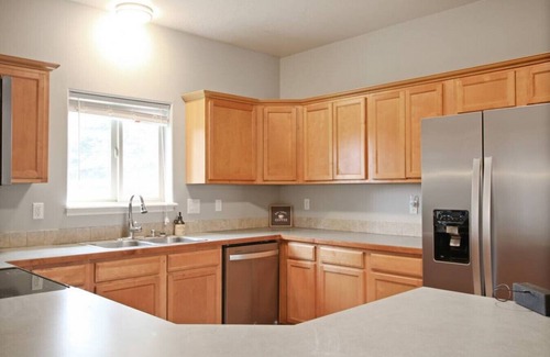 Donnelly Cabina | .Pine Crest Cottage · Fun Donnelly Getaway with a Hot Tub and Game Room!