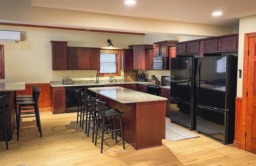 Lake Harmony Estates Chalet De Esquí | Pine Crest Lodge, Private 8BR Home with Large Yard, Dual Fireplace, & Hot Tub