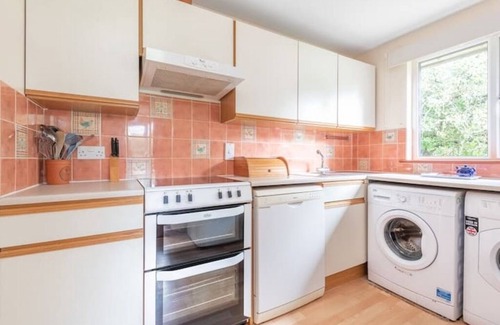 Goonhavern Casa | Pine Croft Cottage - sleeps 4, tucked away in the woodland, 5 minutes from beach