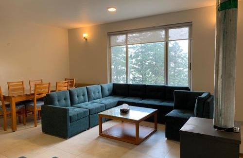 Khaira Gali Apartamento | Pine Edge by T2R - Luxury Duplex Apartment Private Parking & Stunning Views in Khaira Gali near to Nathia Gali & Muree