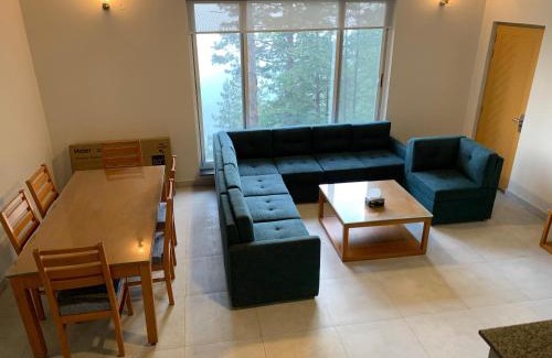 Khaira Gali Apartamento | Pine Edge by T2R - Luxury Duplex Apartment Private Parking & Stunning Views in Khaira Gali near to Nathia Gali & Muree