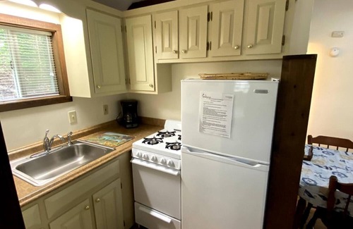 Lincolnville Cabina | Pine Grove Cottages: Cottage 9 - Pet Friendly