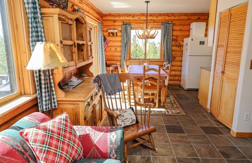 Grand Lake Cabina | Pine Harbor - Pet Friendly Log Cabin in the Town of Grand Lake