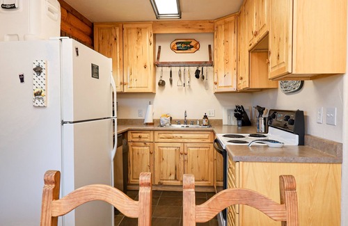 Grand Lake Cabina | Pine Harbor - Pet Friendly Log Cabin in the Town of Grand Lake