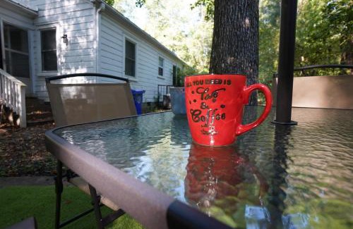 New Castle Casa | Pine Haven Getaway -Crib, Pets Welcome, Perfect for Families & Groups