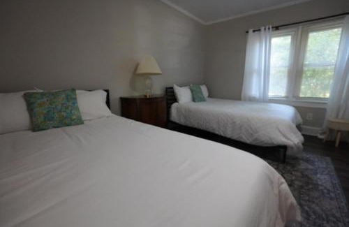 New Castle Casa | Pine Haven Getaway -Crib, Pets Welcome, Perfect for Families & Groups