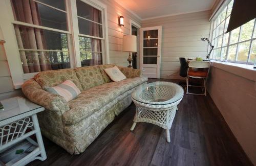 New Castle Casa | Pine Haven Getaway -Crib, Pets Welcome, Perfect for Families & Groups