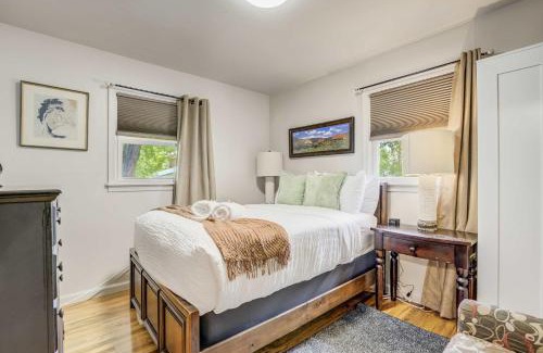 Broadmoor Apartamento | Pine Hollow Cozy Downtown Stay w Fire Pit