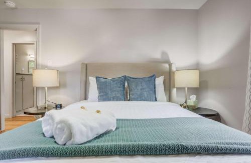 Broadmoor Apartamento | Pine Hollow Cozy Downtown Stay w Fire Pit