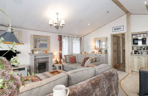 Yealand Conyers Cabaña | PINE LAKE VIEW, pet friendly, luxury holiday cottage in Carnforth