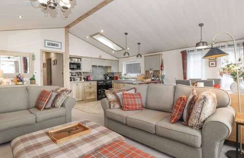 Yealand Conyers Cabaña | PINE LAKE VIEW, pet friendly, luxury holiday cottage in Carnforth