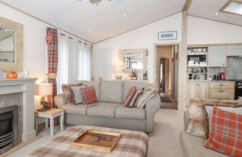 Yealand Conyers Cabaña | PINE LAKE VIEW, pet friendly, luxury holiday cottage in Carnforth