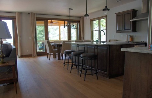 Waupaca Casa | Familia Lakehouse: agua cristalina, playa de arena blanca, nueva construcción
